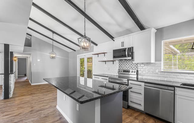 4-bedroom rental at 330 Whitecliff Dr in San Antonio, TX — photo 4