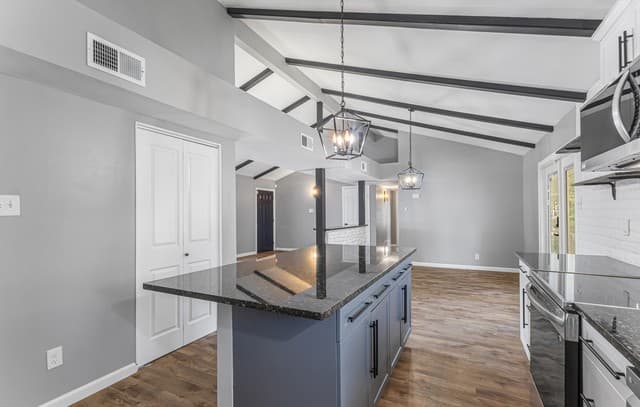 4-bedroom rental at 330 Whitecliff Dr in San Antonio, TX — photo 5
