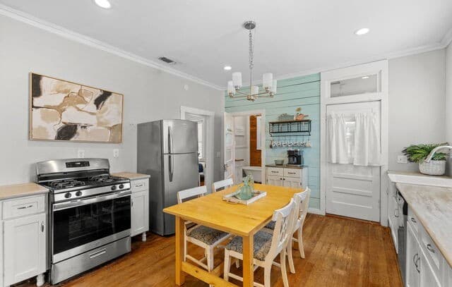 2-bedroom rental at 103 Saint Charles in San Antonio, TX — photo 2
