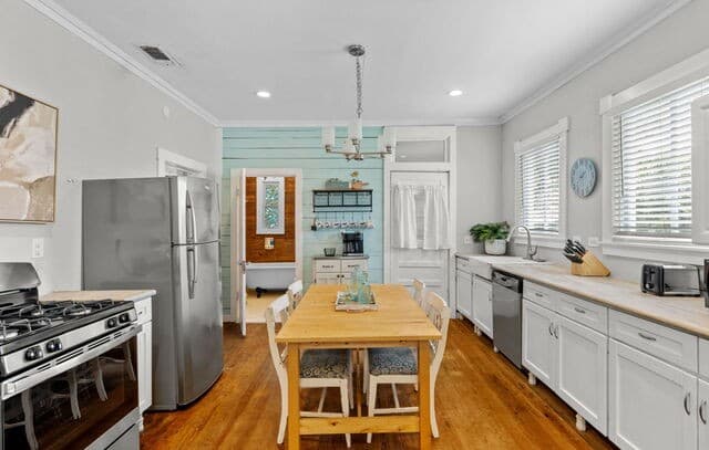 2-bedroom rental at 103 Saint Charles in San Antonio, TX — photo 3