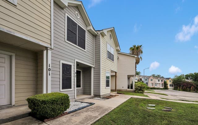 2-bedroom rental at 97 Autumn Pass in San Antonio, TX — photo 2