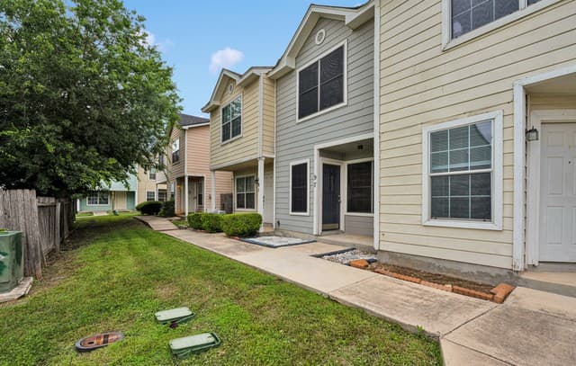 2-bedroom rental at 97 Autumn Pass in San Antonio, TX — photo 3
