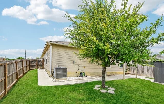 4-bedroom rental at 6640 Rosenthal Pass in San Antonio, TX — photo 5