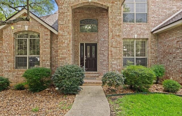 4-bedroom rental at 17314 Fountain Bluff Dr in San Antonio, TX — photo 2