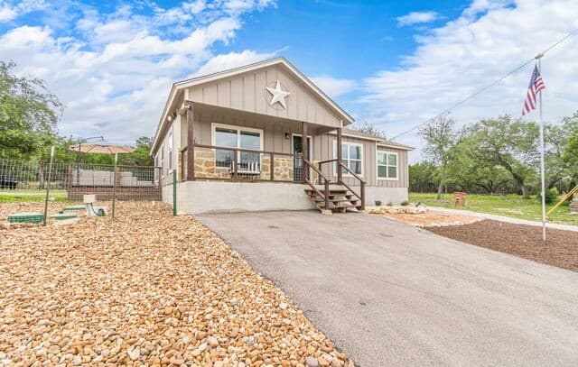 3-bedroom rental at 421 Smoking Rifle in Spring Branch, TX — photo 2