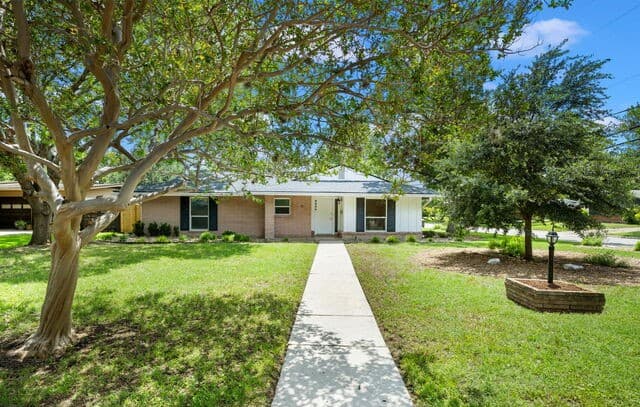 3-bedroom rental at 8235 Greenbrier in San Antonio, TX — photo 1