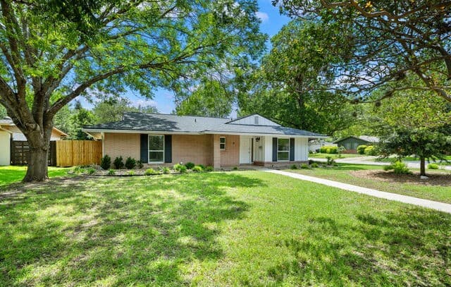 3-bedroom rental at 8235 Greenbrier in San Antonio, TX — photo 2