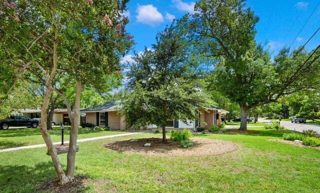 3-bedroom rental at 8235 Greenbrier in San Antonio, TX — photo 3