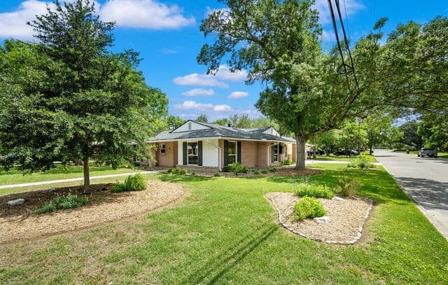3-bedroom rental at 8235 Greenbrier in San Antonio, TX — photo 4