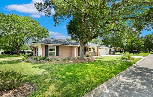 3-bedroom rental at 8235 Greenbrier in San Antonio, TX — photo 5