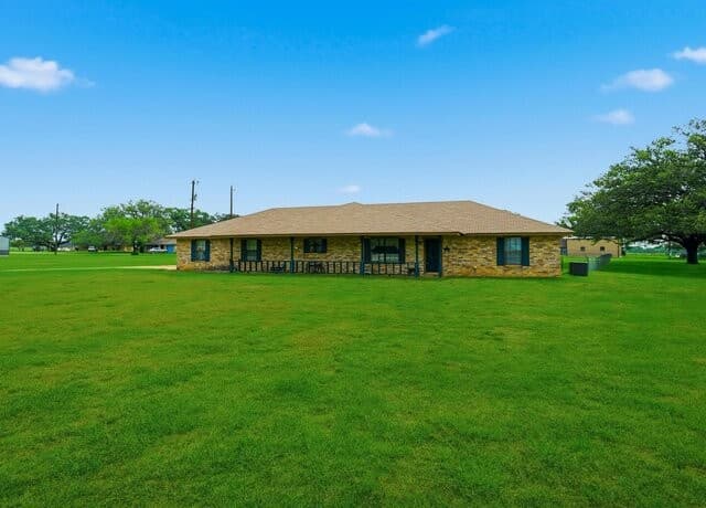 3-bedroom rental at 111 Mitch Thomas in Pleasanton, TX — photo 1