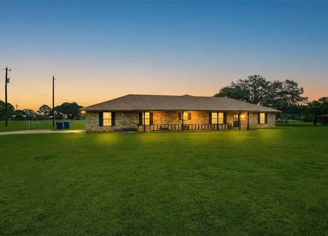 3-bedroom rental at 111 Mitch Thomas in Pleasanton, TX — photo 3