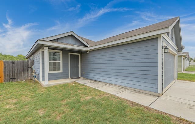 3-bedroom rental at 12923 Links Bch in San Antonio, TX — photo 1