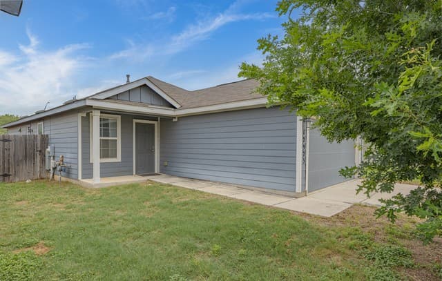 3-bedroom rental at 12923 Links Bch in San Antonio, TX — photo 3