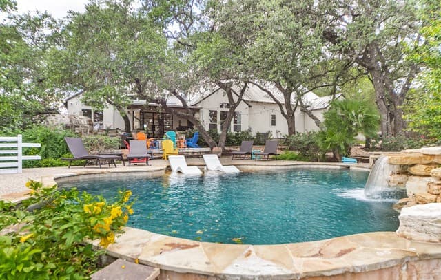 6-bedroom rental at 126 S Tower Dr in San Antonio, TX — photo 1