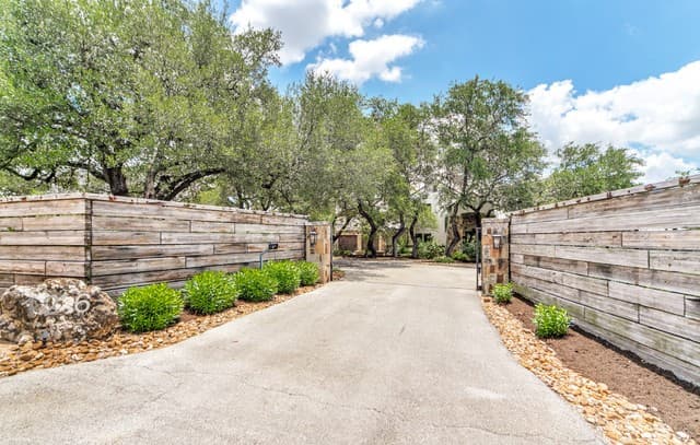 6-bedroom rental at 126 S Tower Dr in San Antonio, TX — photo 3