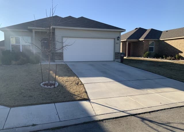 3-bedroom rental at 2409 Key Hole view in Converse, TX — photo 2