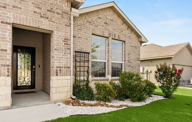 4-bedroom rental at 572 Lilac Shoals in Cibolo, TX — photo 3
