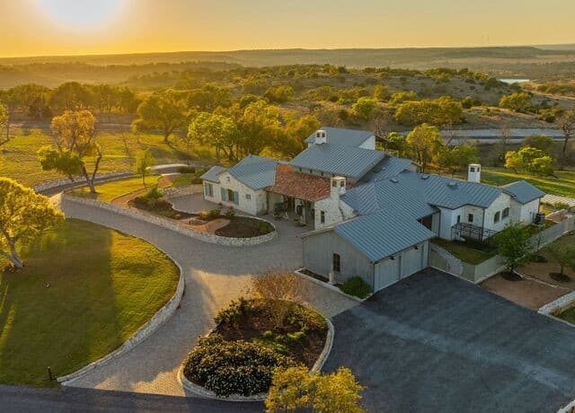4-bedroom rental at 77 Last Trl in Fredericksburg, TX — photo 1