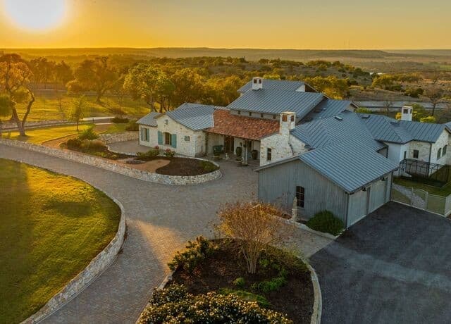 4-bedroom rental at 77 Last Trl in Fredericksburg, TX — photo 2