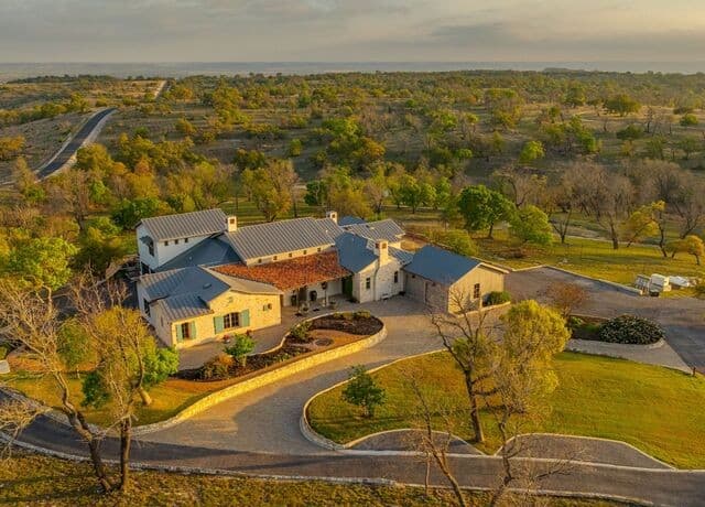 4-bedroom rental at 77 Last Trl in Fredericksburg, TX — photo 3