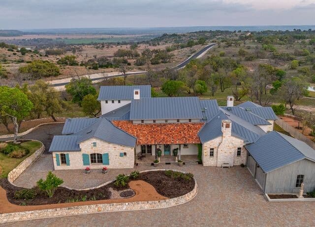 4-bedroom rental at 77 Last Trl in Fredericksburg, TX — photo 5