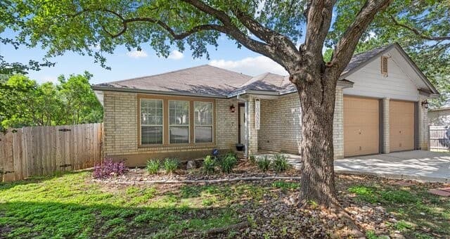 4-bedroom rental at 12323 Stable Road Dr in San Antonio, TX — photo 2