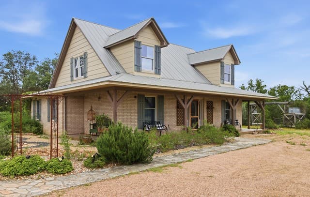 3-bedroom rental at 1275 Lacey Dr in Bandera, TX — photo 2