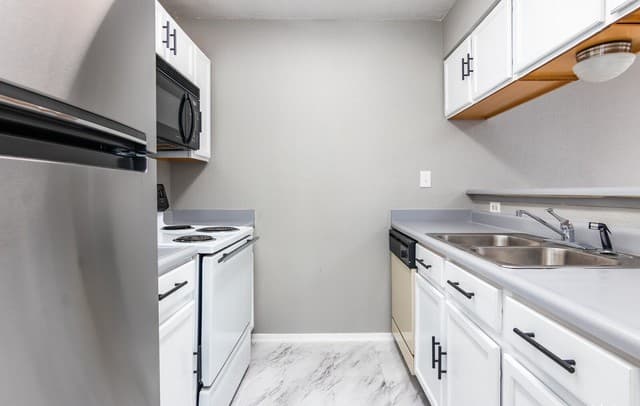 1-bedroom rental at 10527 Perrin Beitel Rd Unit B209 in San Antonio, TX — photo 2