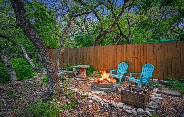 2-bedroom rental at 303 S Manton Ln in Castle Hills, TX — photo 2