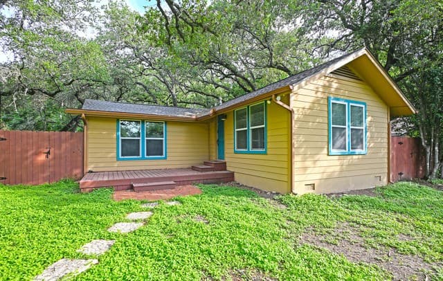 2-bedroom rental at 303 S Manton Ln in Castle Hills, TX — photo 3