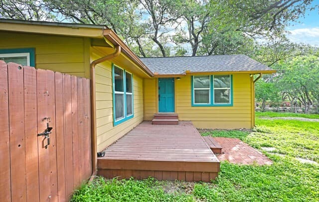 2-bedroom rental at 303 S Manton Ln in Castle Hills, TX — photo 4