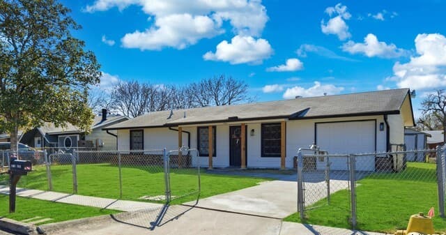 4-bedroom rental at 7326 Glen Brk in San Antonio, TX — photo 4
