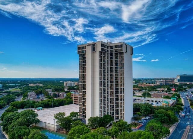 2-bedroom rental at 7701 Wurzbach Rd Unit 1105 in San Antonio, TX — photo 2