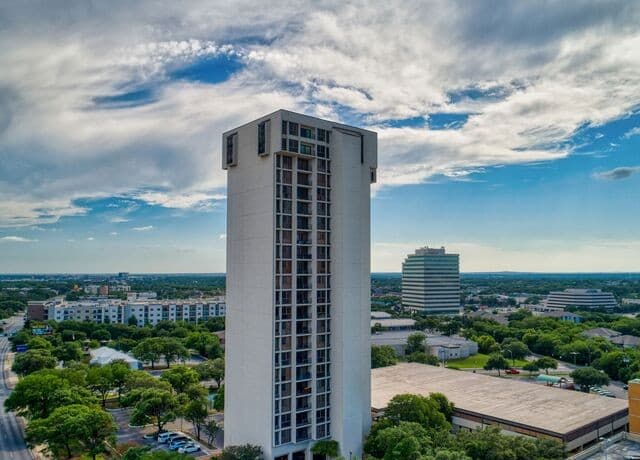 2-bedroom rental at 7701 Wurzbach Rd Unit 1105 in San Antonio, TX — photo 4
