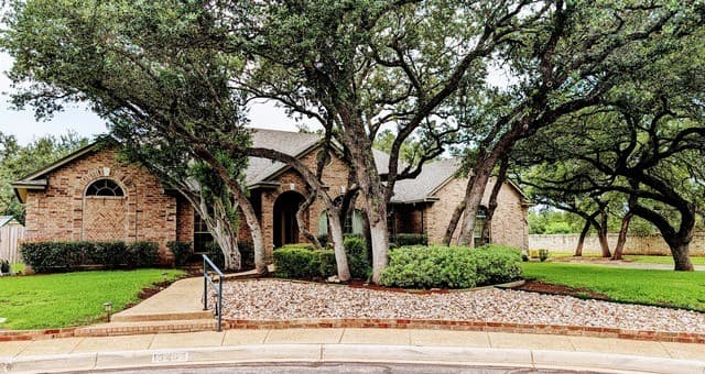 4-bedroom rental at 13407 Heights Hall in San Antonio, TX — photo 2