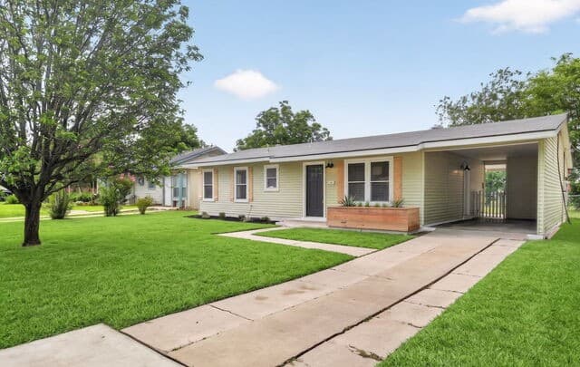 3-bedroom rental at 210 Harcourt Ave in San Antonio, TX — photo 1