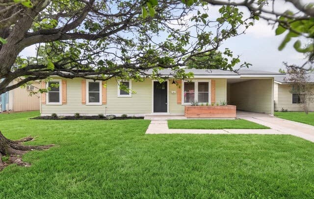 3-bedroom rental at 210 Harcourt Ave in San Antonio, TX — photo 2