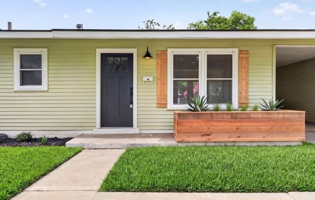 3-bedroom rental at 210 Harcourt Ave in San Antonio, TX — photo 3