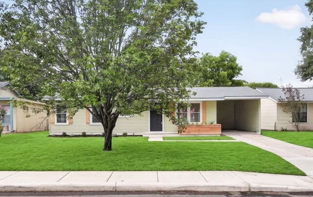 3-bedroom rental at 210 Harcourt Ave in San Antonio, TX — photo 4