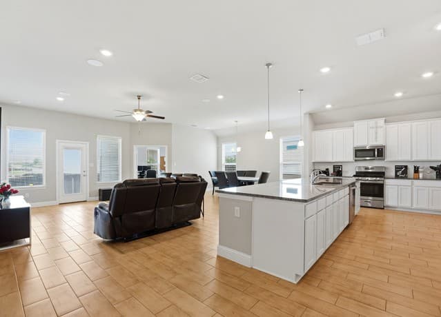3-bedroom rental at 4178 Garden Path in Schertz, TX — photo 4