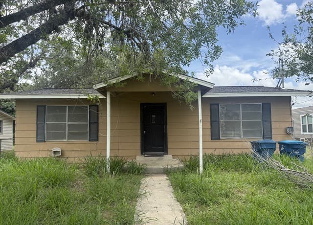2-bedroom rental at 1025 Bowen St in Pleasanton, TX — photo 1