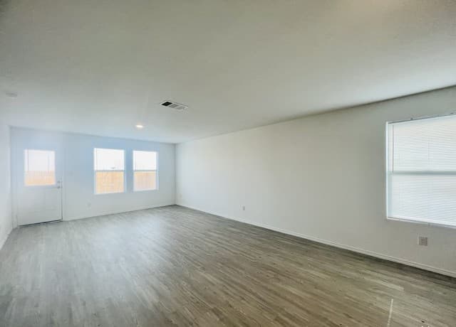 4-bedroom rental at 2906 Millikan Dr in Converse, TX — photo 2