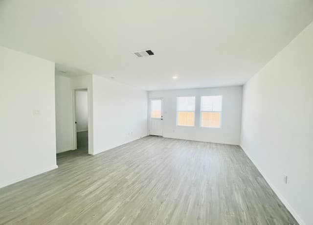 4-bedroom rental at 2906 Millikan Dr in Converse, TX — photo 3