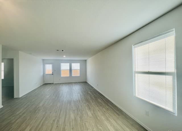 4-bedroom rental at 2906 Millikan Dr in Converse, TX — photo 4