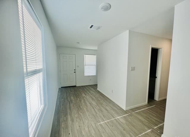 4-bedroom rental at 2906 Millikan Dr in Converse, TX — photo 5