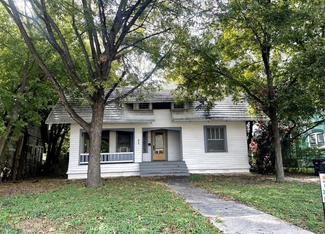 2-bedroom rental at 210 Florida St in San Antonio, TX — photo 1