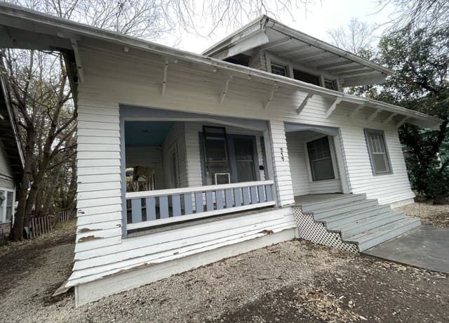 2-bedroom rental at 210 Florida St in San Antonio, TX — photo 2