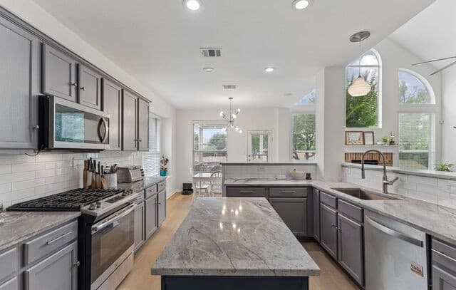 5-bedroom rental at 8918 Los Sonoma Rio in Helotes, TX — photo 5