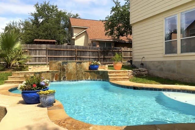4-bedroom rental at 1618 Heavens Peak in San Antonio, TX — photo 2